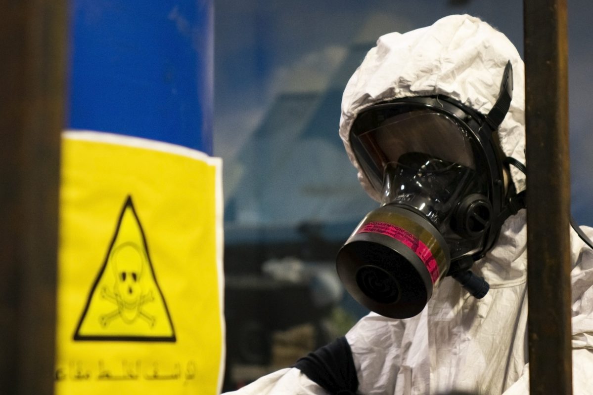 Personne en combinaison de protection dans un laboratoire