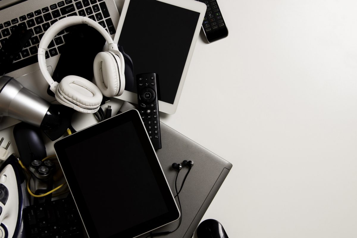 Vieux ordinateurs, tablettes numériques, téléphones portables, nombreux gadgets électroniques usagés.