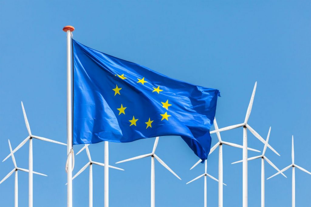 Drapeau européen et éoliennes