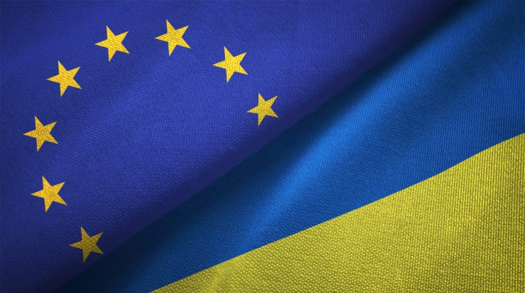 Drapeaux de l'UE et de l'Ukraine