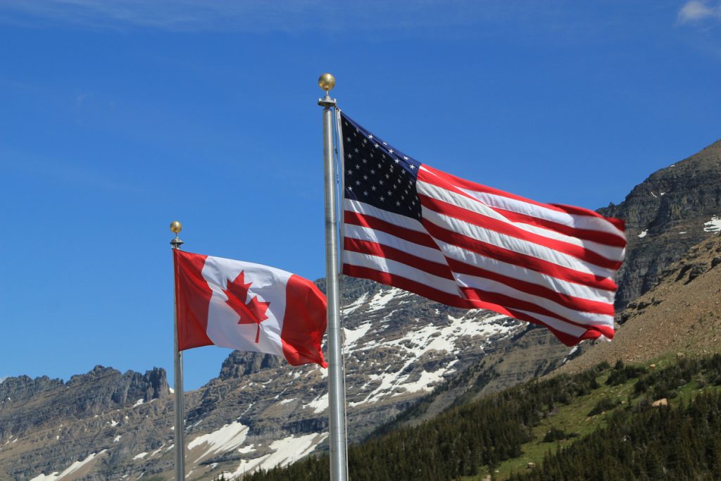 Drapeaux américain et canadien