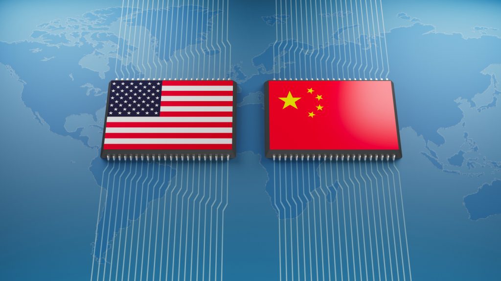 Drapeau des Etats-Unis et de la Chine sur un processeur, Microchip CPU sur la carte mère, sur fond bleu de carte du monde, rendu 3d.