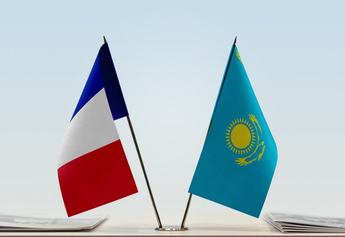 Drapeau de la France et du Kazakhstan